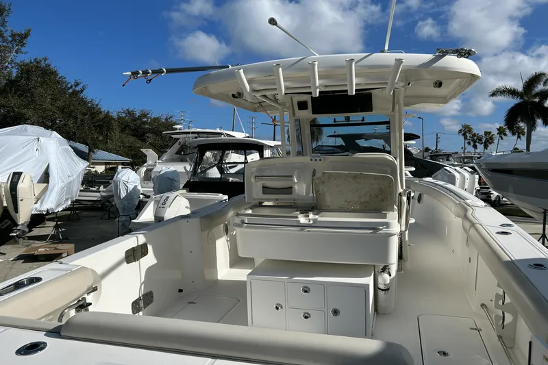 Slide: The Image of Boston Whaler 330 OUTRAGE 2018 - 5