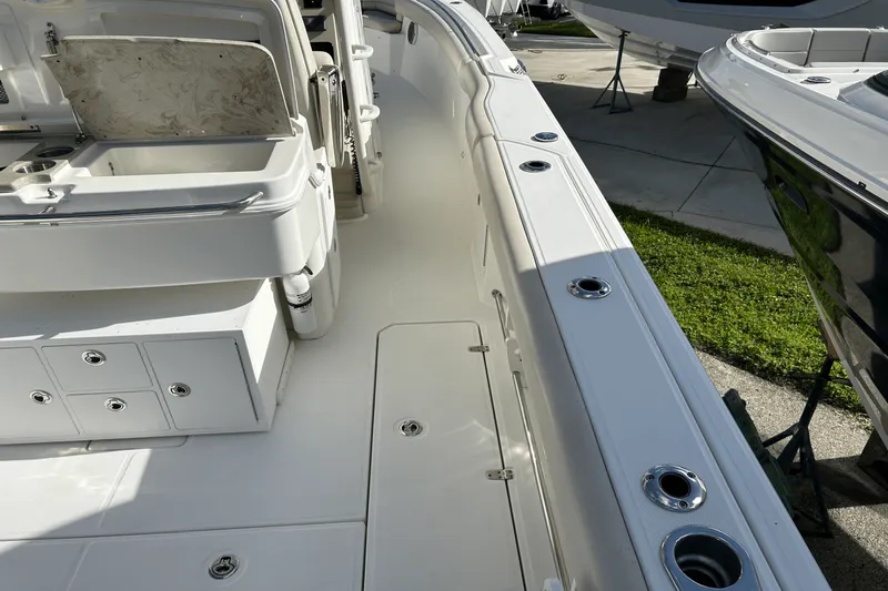 Slide: The Image of Boston Whaler 330 OUTRAGE 2018 - 6