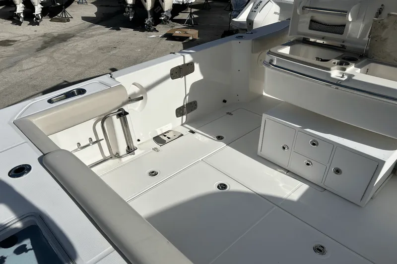 Slide: The Image of Boston Whaler 330 OUTRAGE 2018 - 7