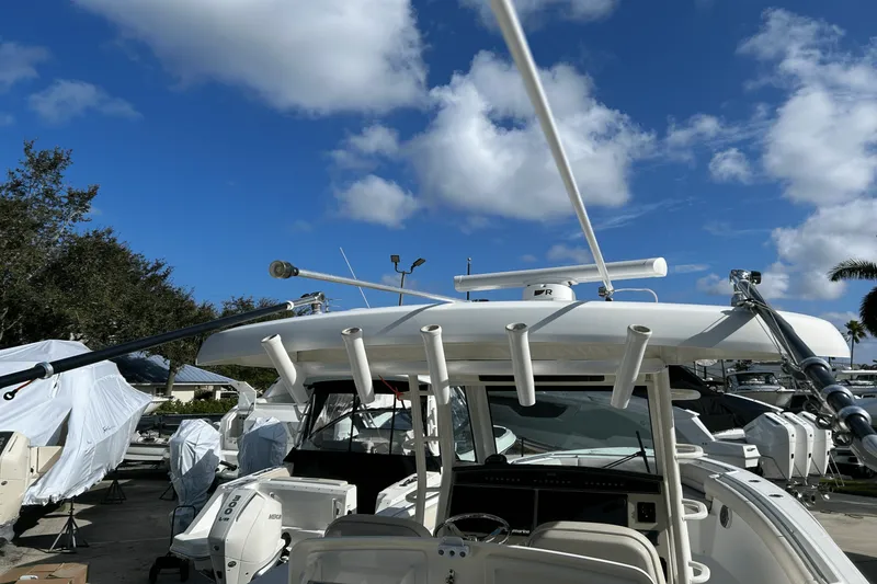 Slide: The Image of Boston Whaler 330 OUTRAGE 2018 - 8