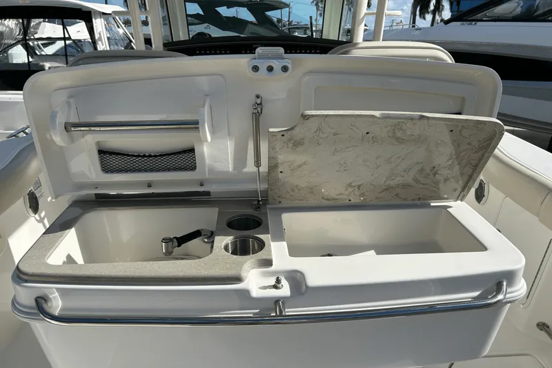 Slide: The Image of Boston Whaler 330 OUTRAGE 2018 - 9