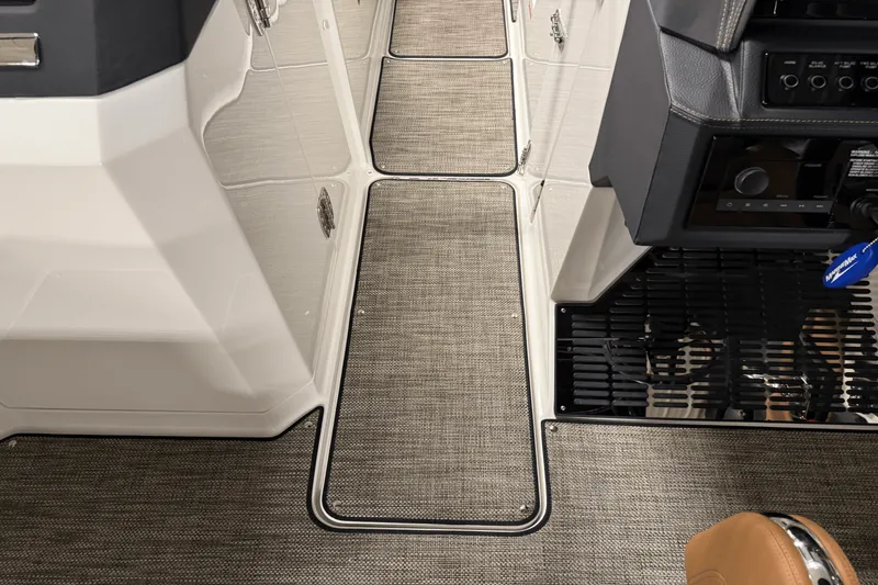 Slide: The Image of Cobalt R8 2025 - 90