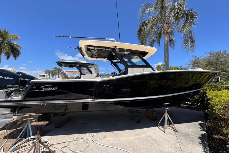 Slide: The Image of Scout 305 LXF 2025 - 2