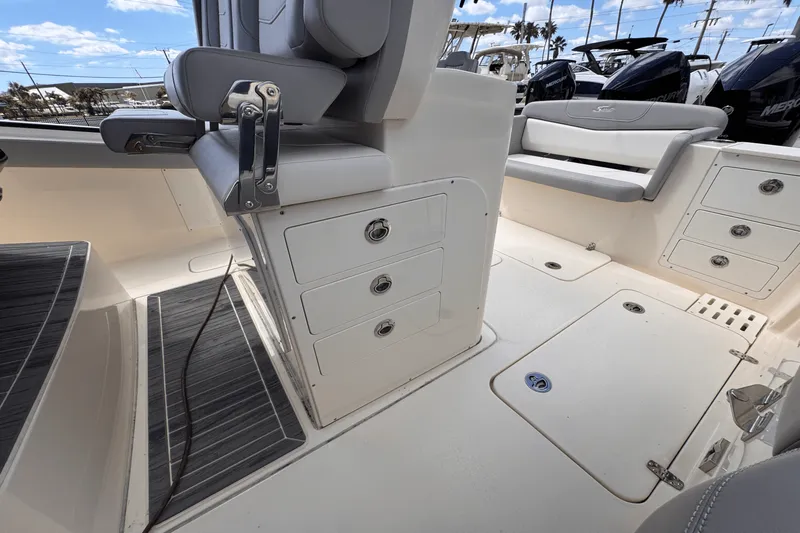 Slide: The Image of Scout 305 LXF 2025 - 23