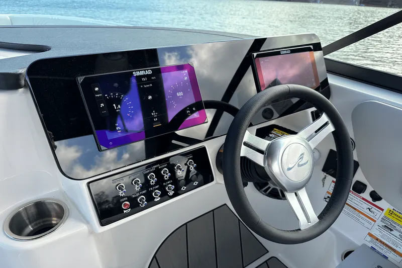 Slide: The Image of Sea Ray SDX 250 Surf 2025 - 12