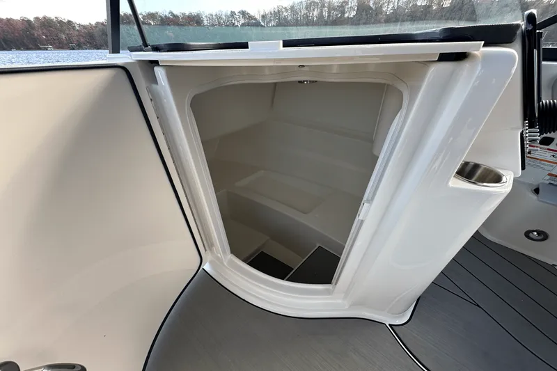 Slide: The Image of Sea Ray SDX 250 Surf 2025 - 15