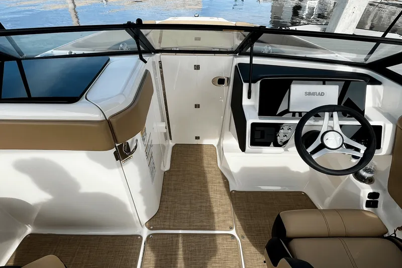 Slide: The Image of Sea Ray 230 SPX-OB 2024 - 9