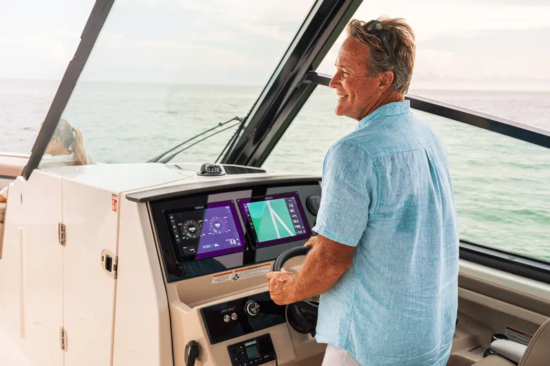 Slide: The Image of Boston Whaler 330 Vantage 2026 - 19