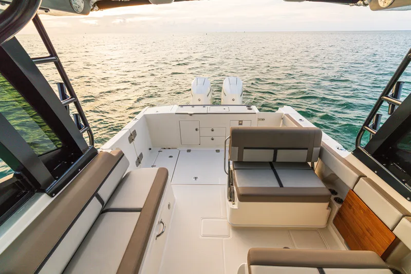 Slide: The Image of Boston Whaler 330 Vantage 2026 - 28