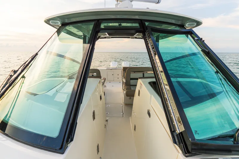 Slide: The Image of Boston Whaler 330 Vantage 2026 - 29