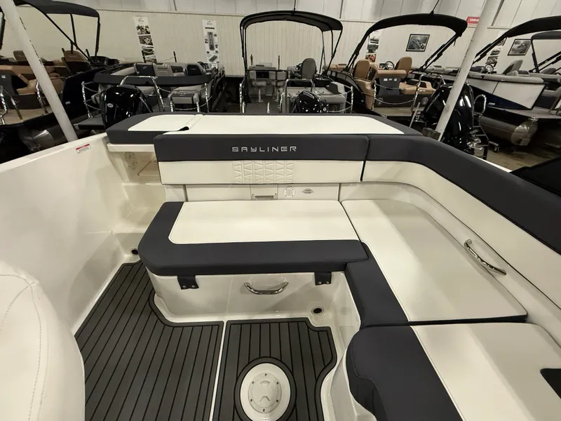 Slide: The Image of Bayliner VR5 Bowrider I/O 2022 - 11