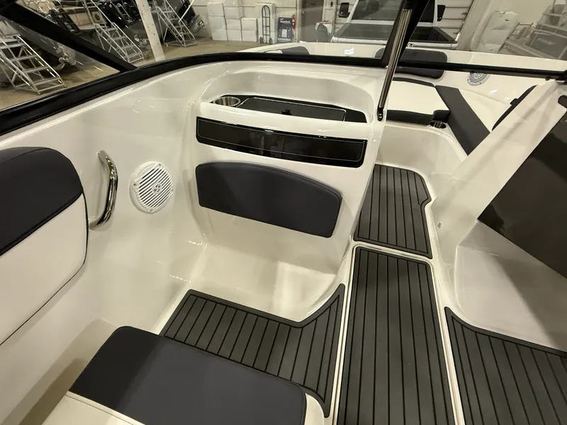 Slide: The Image of Bayliner VR5 Bowrider I/O 2022 - 12