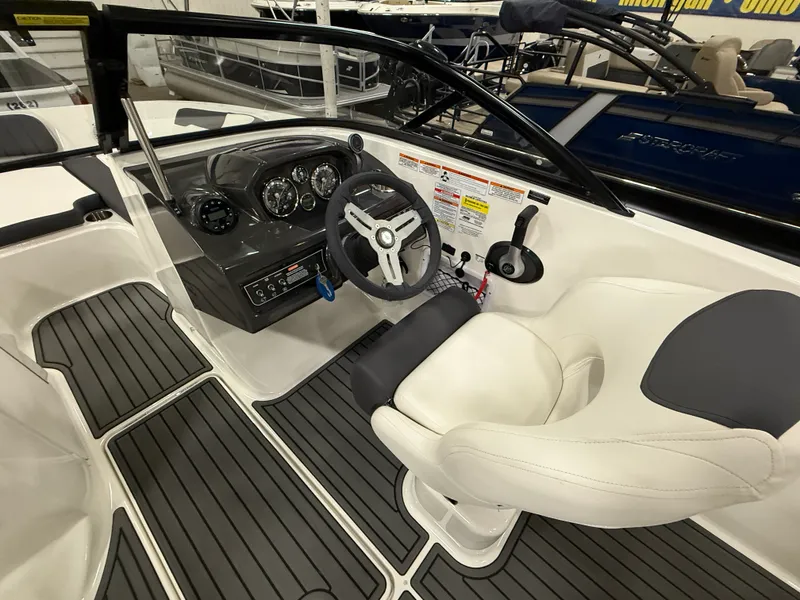 Slide: The Image of Bayliner VR5 Bowrider I/O 2022 - 13