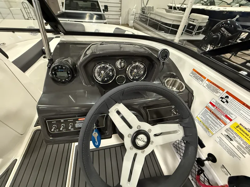 Slide: The Image of Bayliner VR5 Bowrider I/O 2022 - 14