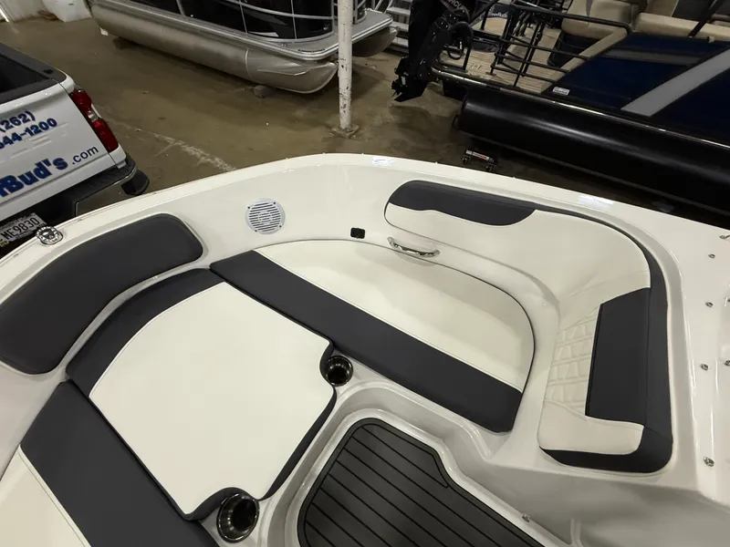 Slide: The Image of Bayliner VR5 Bowrider I/O 2022 - 16