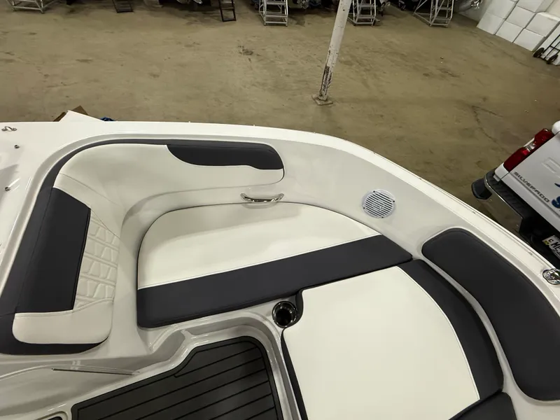 Slide: The Image of Bayliner VR5 Bowrider I/O 2022 - 17