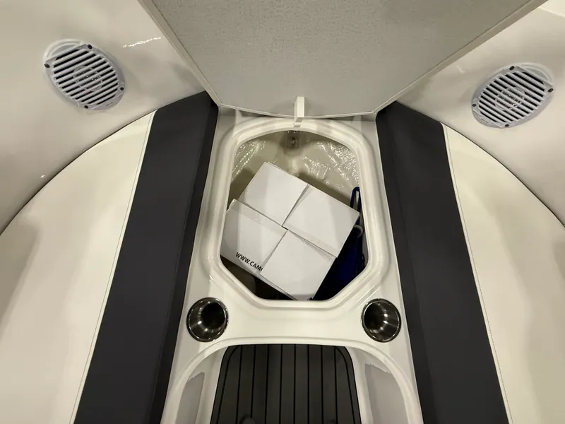 Slide: The Image of Bayliner VR5 Bowrider I/O 2022 - 18