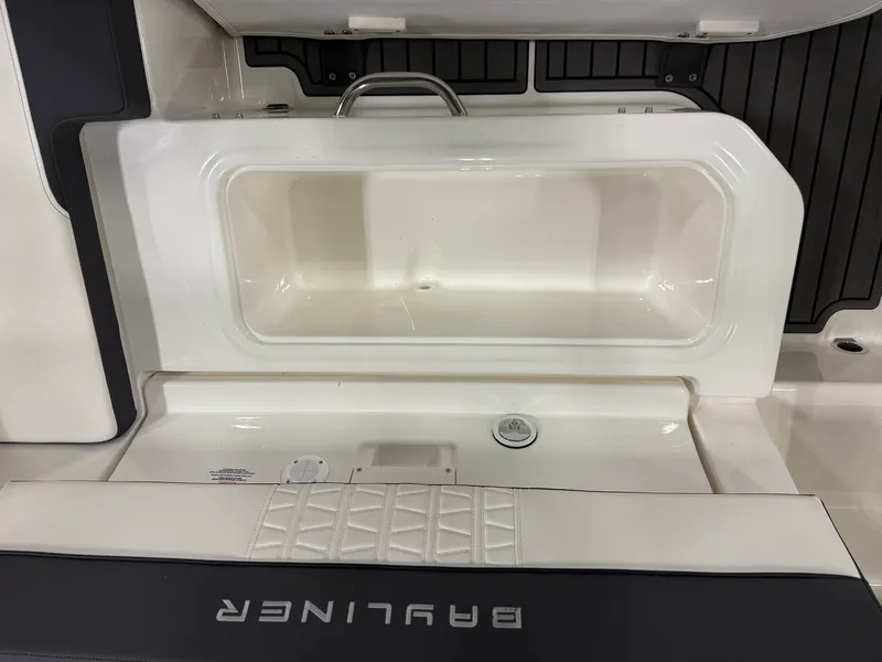 Slide: The Image of Bayliner VR5 Bowrider I/O 2022 - 20