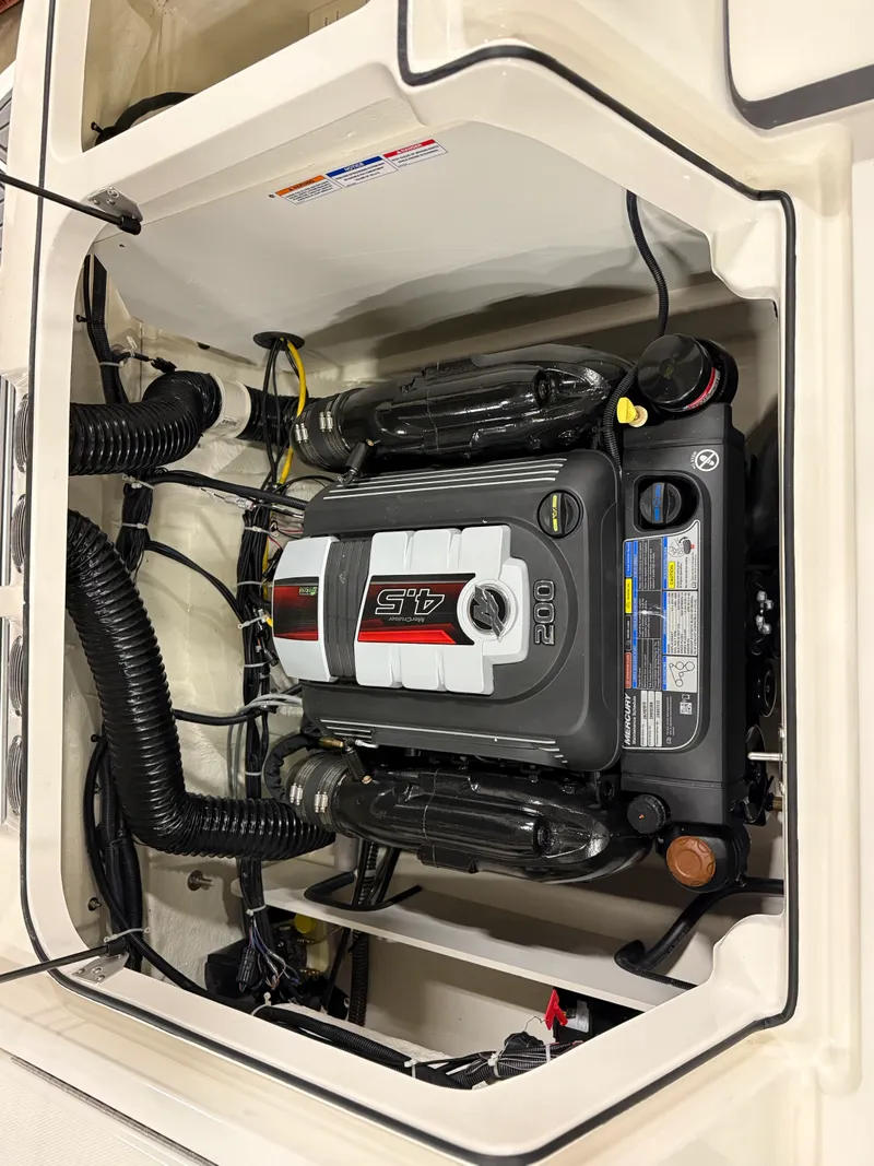 Slide: The Image of Bayliner VR5 Bowrider I/O 2022 - 21