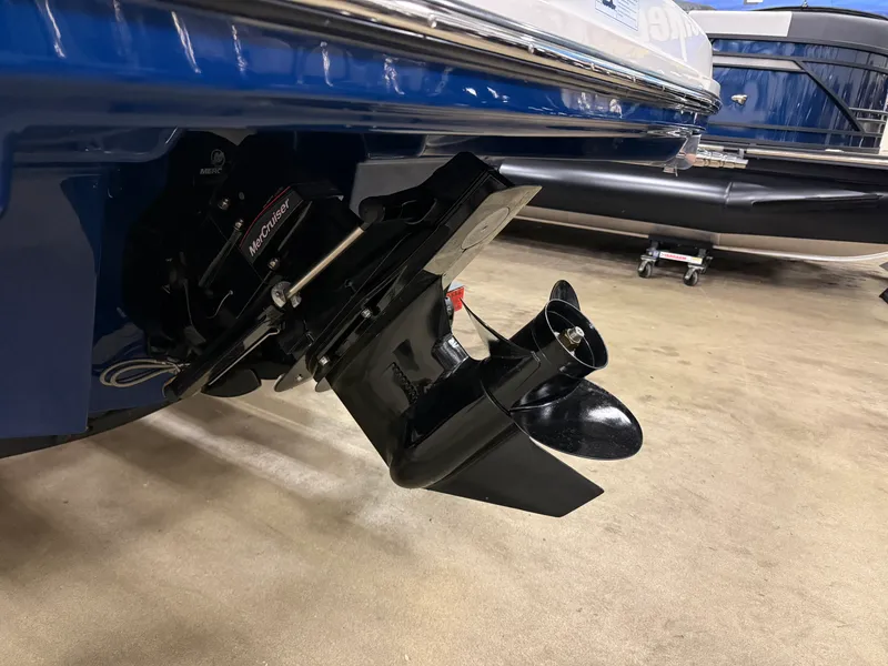 Slide: The Image of Bayliner VR5 Bowrider I/O 2022 - 3