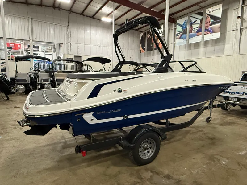 Slide: The Image of Bayliner VR5 Bowrider I/O 2022 - 4