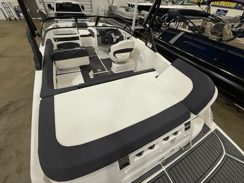 Slide: The Image of Bayliner VR5 Bowrider I/O 2022 - 7