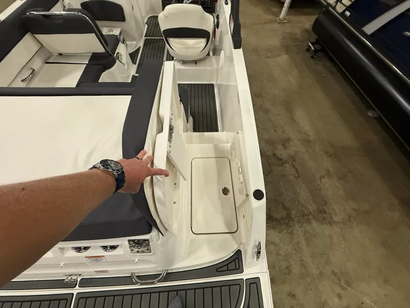 Slide: The Image of Bayliner VR5 Bowrider I/O 2022 - 8