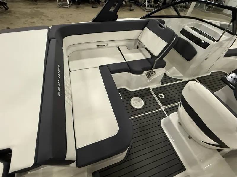 Slide: The Image of Bayliner VR5 Bowrider I/O 2022 - 9