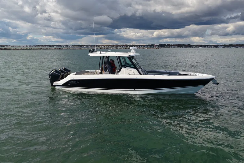 Slide: The Image of Boston Whaler 360 Outrage 2026 - 14