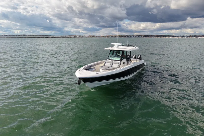 Slide: The Image of Boston Whaler 360 Outrage 2026 - 20