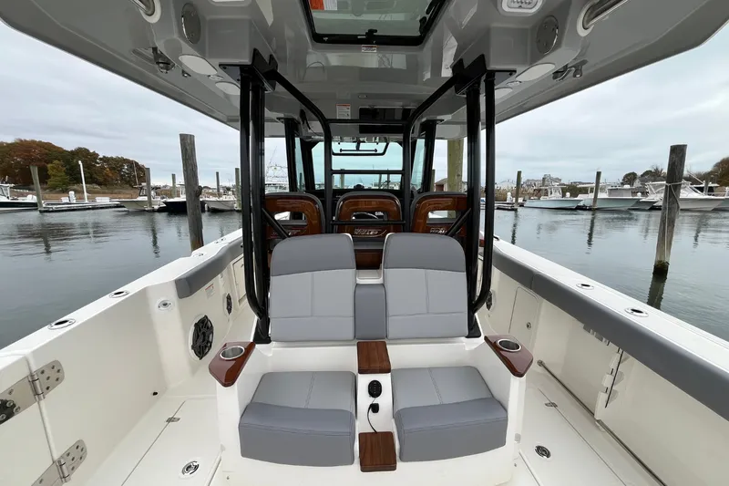Slide: The Image of Boston Whaler 360 Outrage 2026 - 30