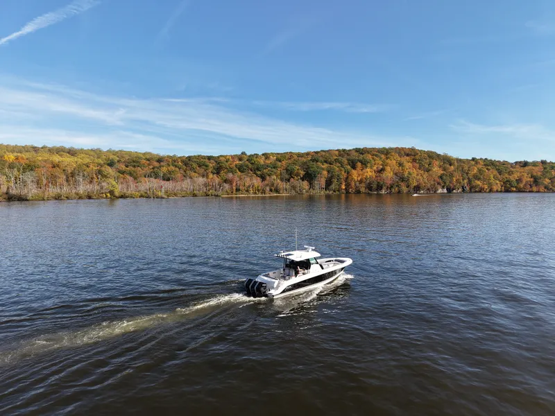 Slide: The Image of Boston Whaler 360 Outrage 2026 - 5