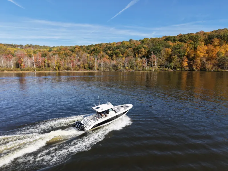 Slide: The Image of Boston Whaler 360 Outrage 2026 - 6