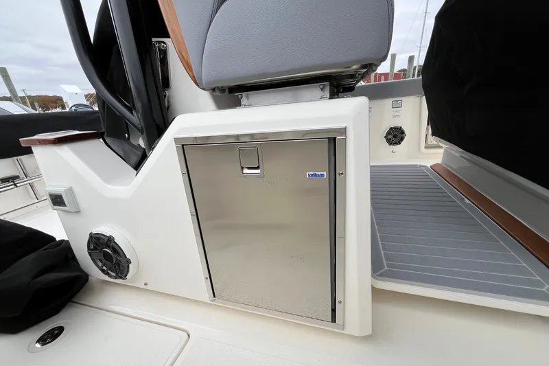 Slide: The Image of Boston Whaler 360 Outrage 2026 - 60
