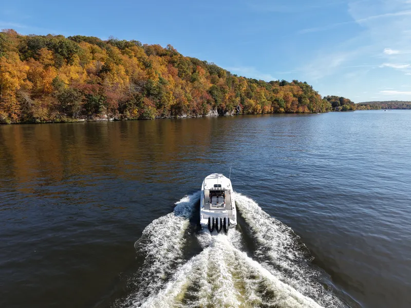 Slide: The Image of Boston Whaler 360 Outrage 2026 - 8