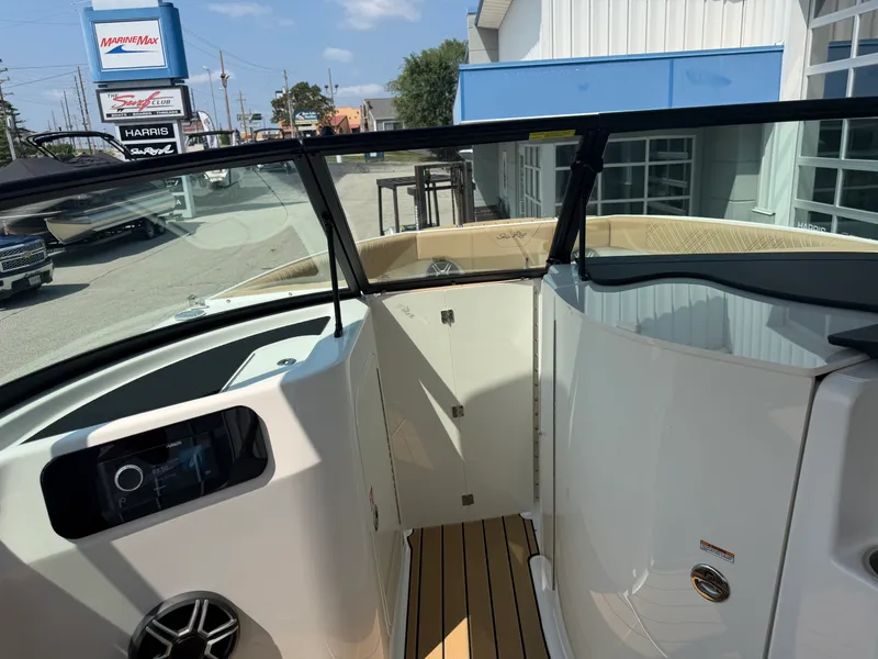 Slide: The Image of Sea Ray SDX 250 Outboard 2026 - 57