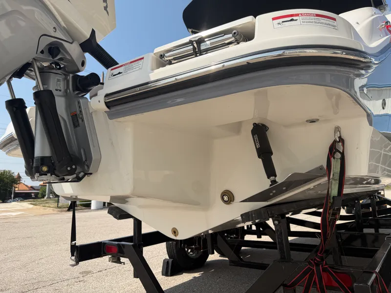 Slide: The Image of Sea Ray SDX 250 Outboard 2026 - 12