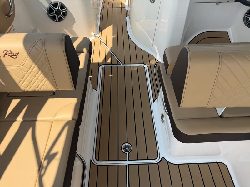 Slide: The Image of Sea Ray SDX 250 Outboard 2026 - 50