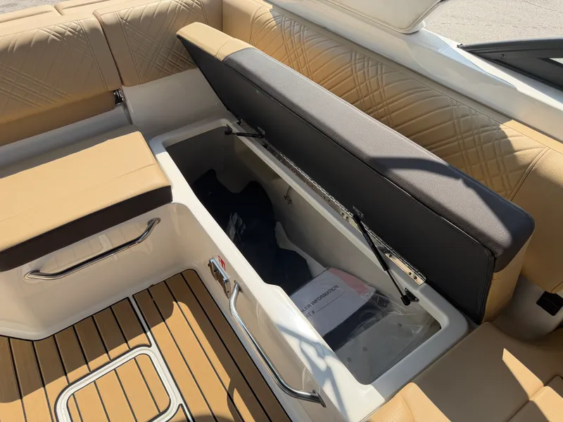 Slide: The Image of Sea Ray SDX 250 Outboard 2026 - 37