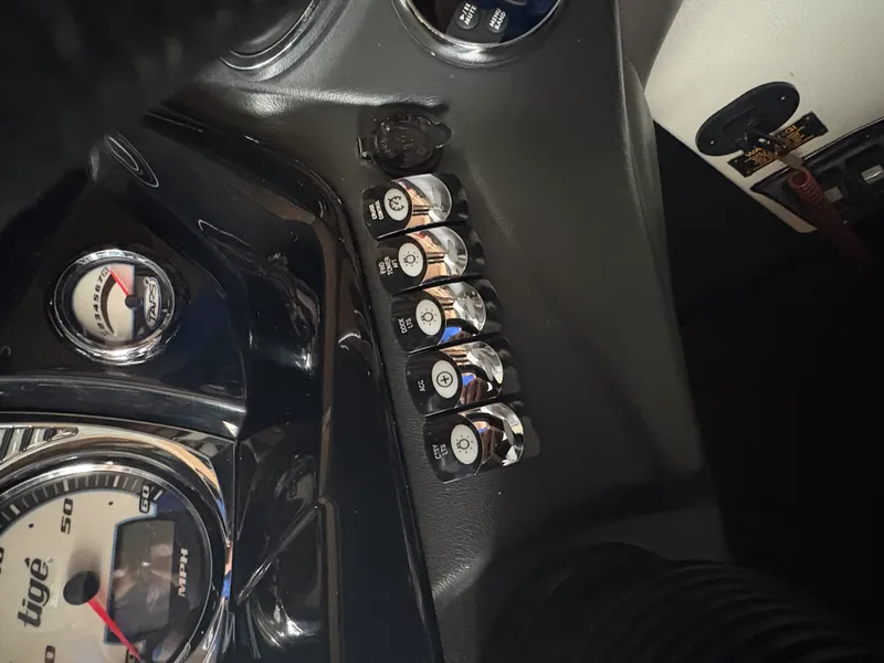 Slide: The Image of Tige R20 2014 - 11