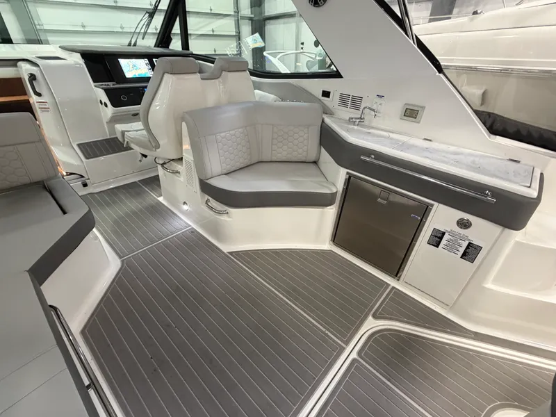 Slide: The Image of Sea Ray 320 SUNDANCER OB 2023 - 11