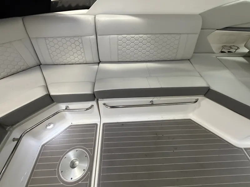 Slide: The Image of Sea Ray 320 SUNDANCER OB 2023 - 13