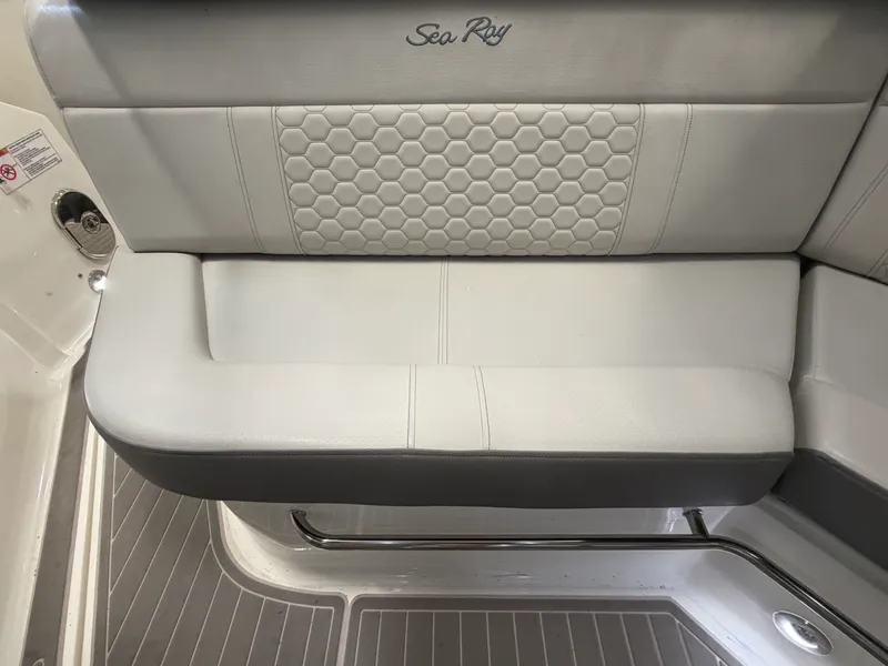 Slide: The Image of Sea Ray 320 SUNDANCER OB 2023 - 16