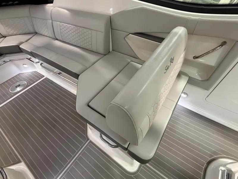 Slide: The Image of Sea Ray 320 SUNDANCER OB 2023 - 18