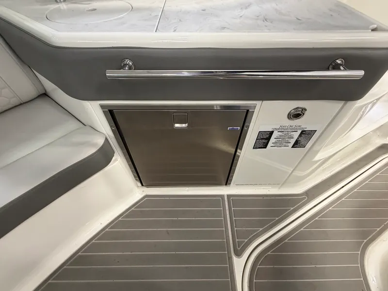 Slide: The Image of Sea Ray 320 SUNDANCER OB 2023 - 21