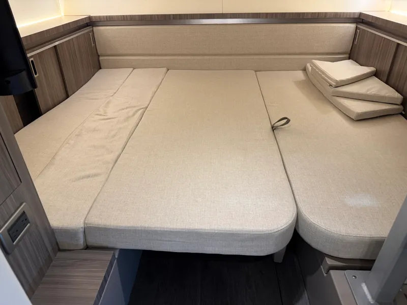 Slide: The Image of Sea Ray 320 SUNDANCER OB 2023 - 28