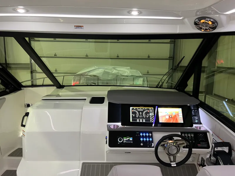 Slide: The Image of Sea Ray 320 SUNDANCER OB 2023 - 5