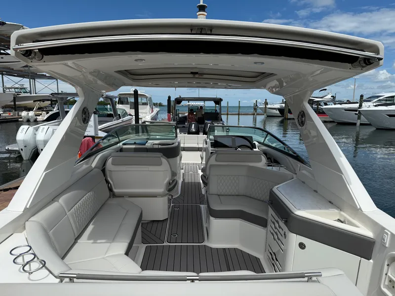 Slide: The Image of Sea Ray 310 SLX OUTBOARD 2024 - 11