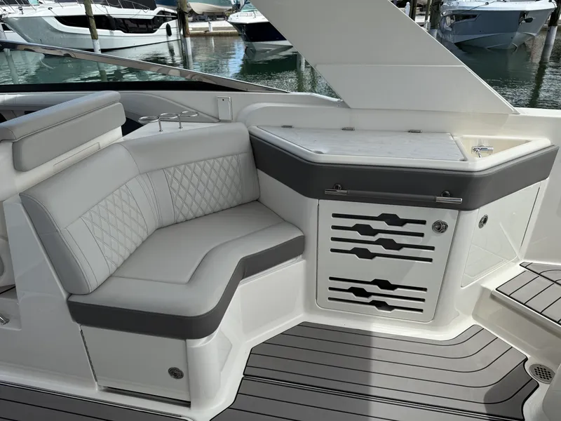 Slide: The Image of Sea Ray 310 SLX OUTBOARD 2024 - 14