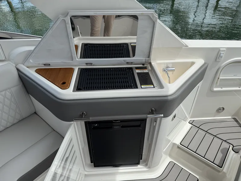 Slide: The Image of Sea Ray 310 SLX OUTBOARD 2024 - 15